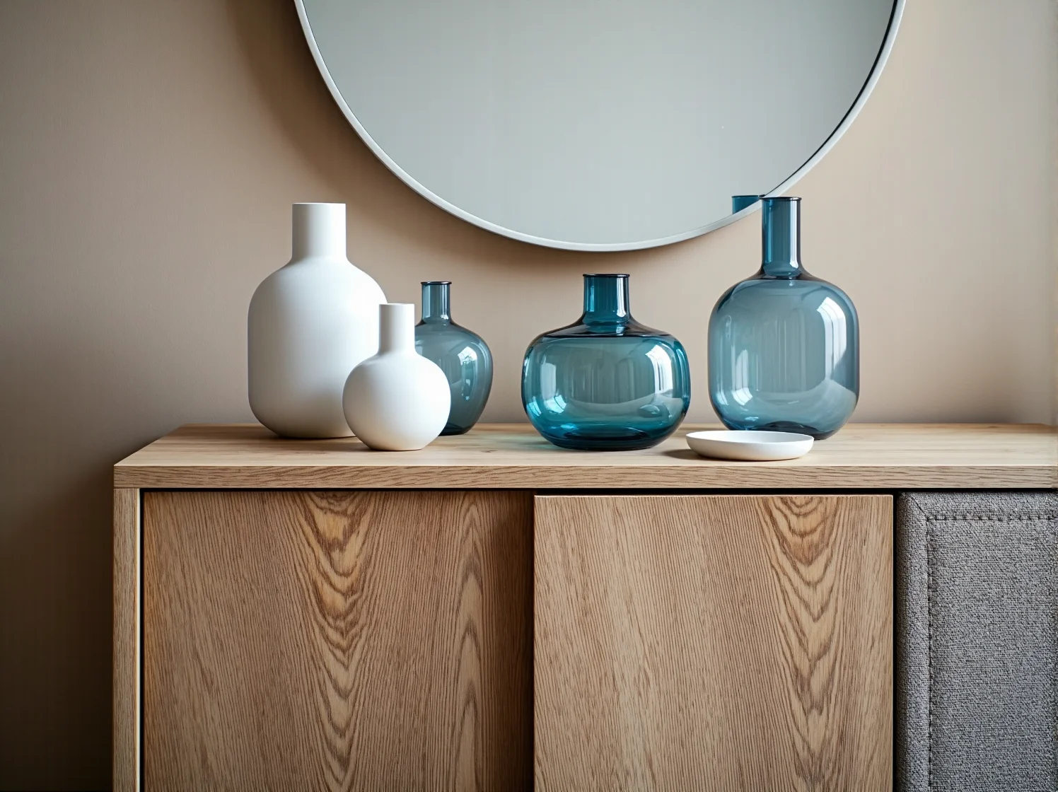 Beżowy narożnik i białe ściany w nowoczesnym i przestronnym jasnym wnętrzu