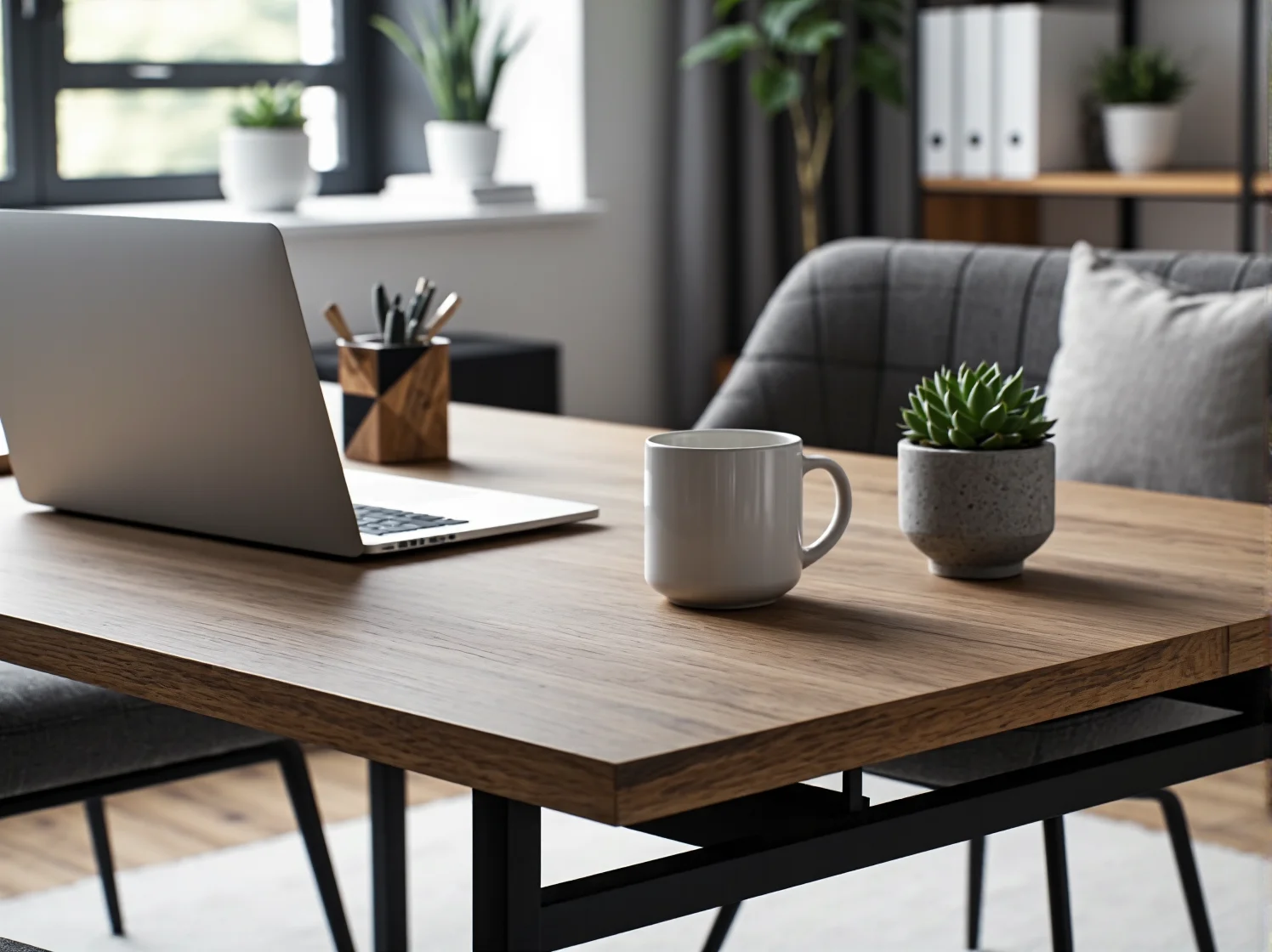Ergonomiczne stanowisko home office z regulowanym fotelem i monitorem na odpowiedniej wysokości.
