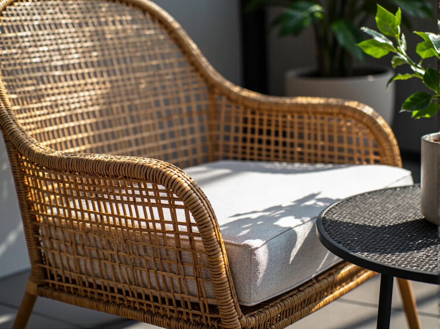 Klasyczne krzesła typu paryskie bistro z technorattanu, idealne do ogródków kawiarnianych.