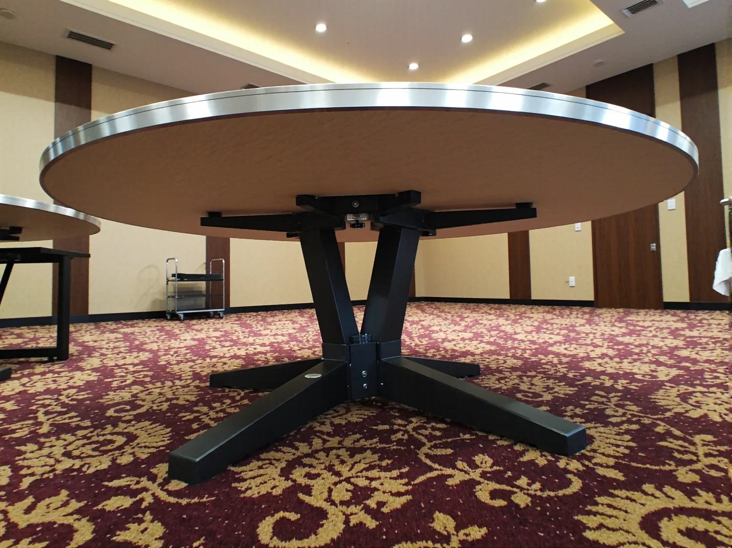 Lekkie białe stoły składane cateringowe idealne na bankiety w plenerze