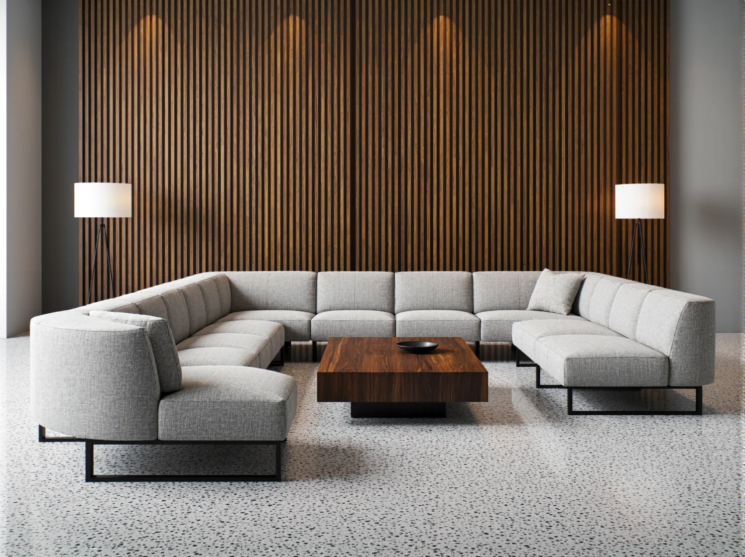 Luksusowa łazienka hotelowa z kamiennymi wykończeniami i wolnostojącą wanną