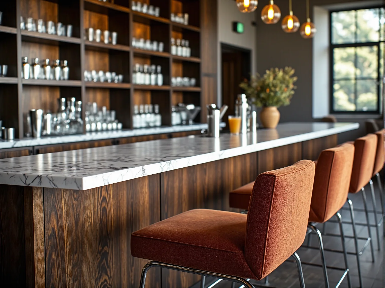 Drewniane stoliki kawiarniane vintage zestawione z nowoczesnymi metalowymi krzesłami