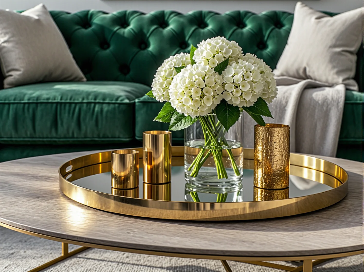 Kryształowy żyrandol i lustra powiększające wnętrze salonu glamour