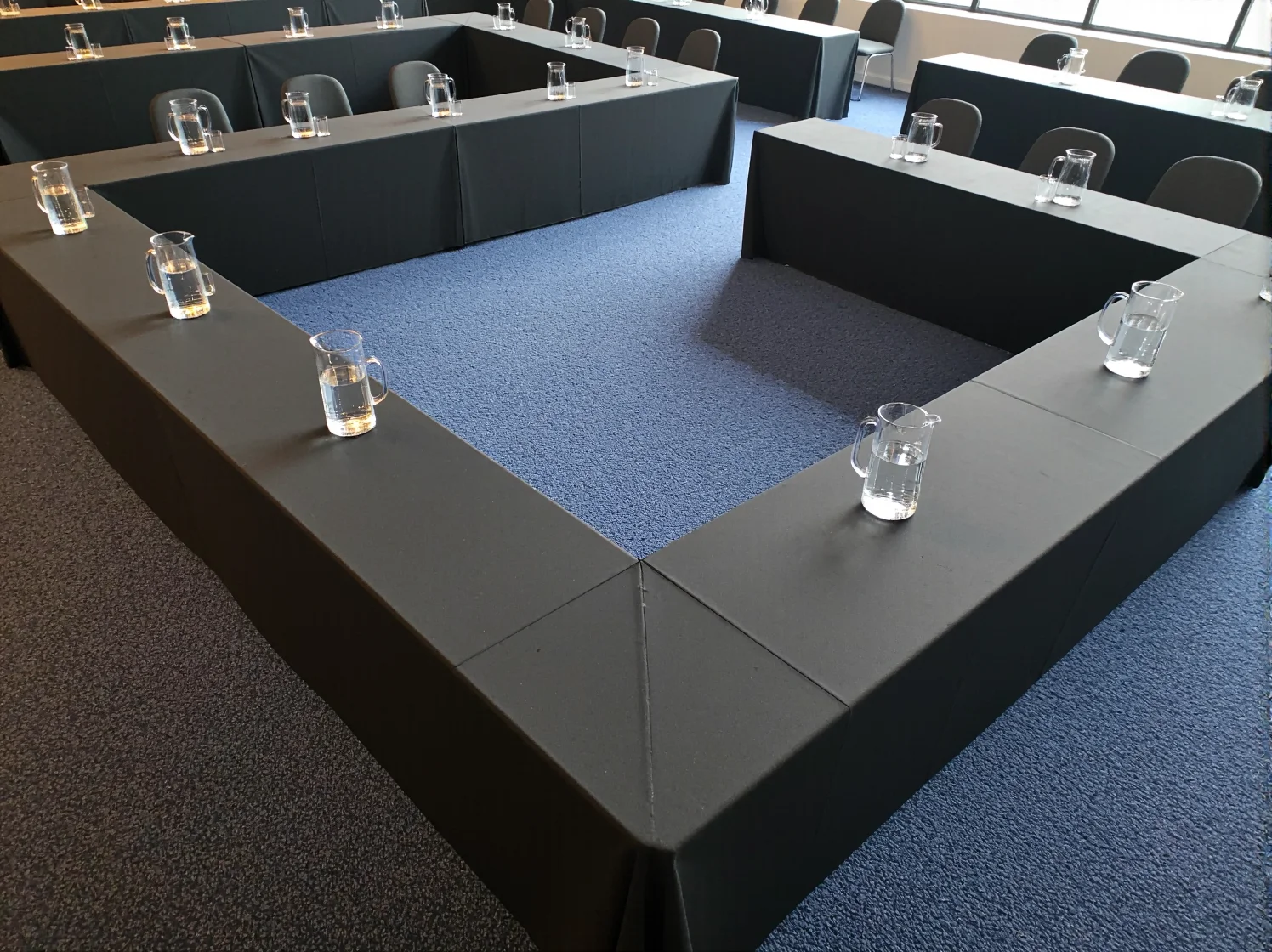 Sztaplowane stoły bankietowe ułatwiające transport i magazynowanie po imprezie